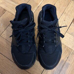 Nike Huarache Run in All Black